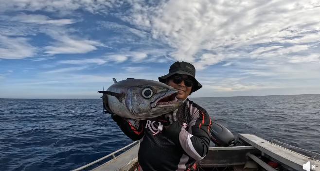 Kolega PH using Daiwa Catalina SJ 60B-6 and Daiwa Saltiga 15HL-SJ for this large Dogtooth Tuna!!! - Ryoshi Pro Outfitters