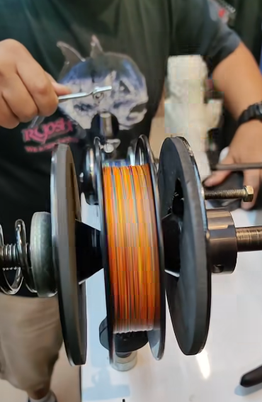 Morning grind!!! Loading Daiwa Jbraid Grand on cistomers 2nd torium 20hg for his upcoming trip!!!! - Ryoshi  Pro Outfitters