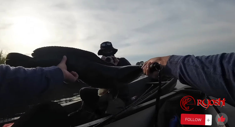 Fishman tester Takehiro Nakamura landing a huge Toman on philippine wa ...